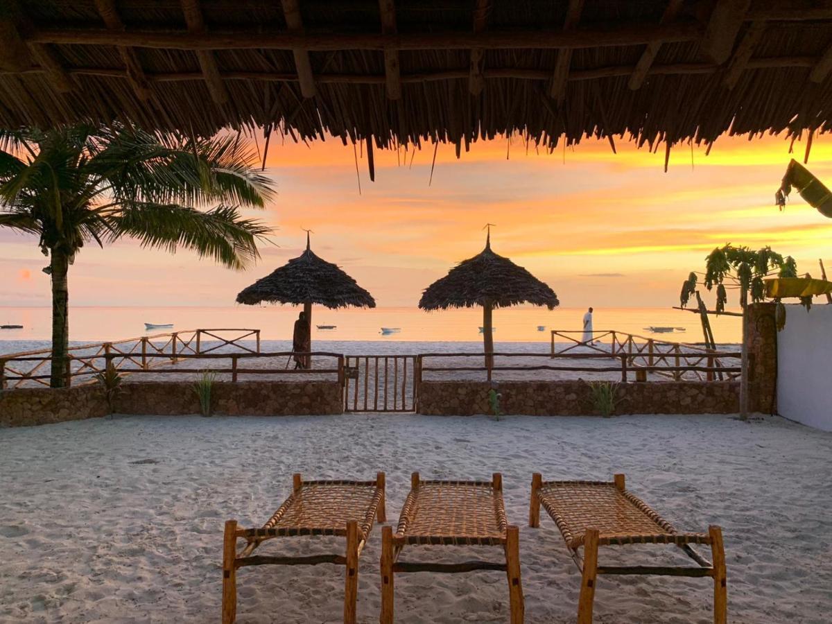 Villa Thamani fronte mare direttamente sulla spiaggia con piscina privata! Pwani Mchangani Esterno foto