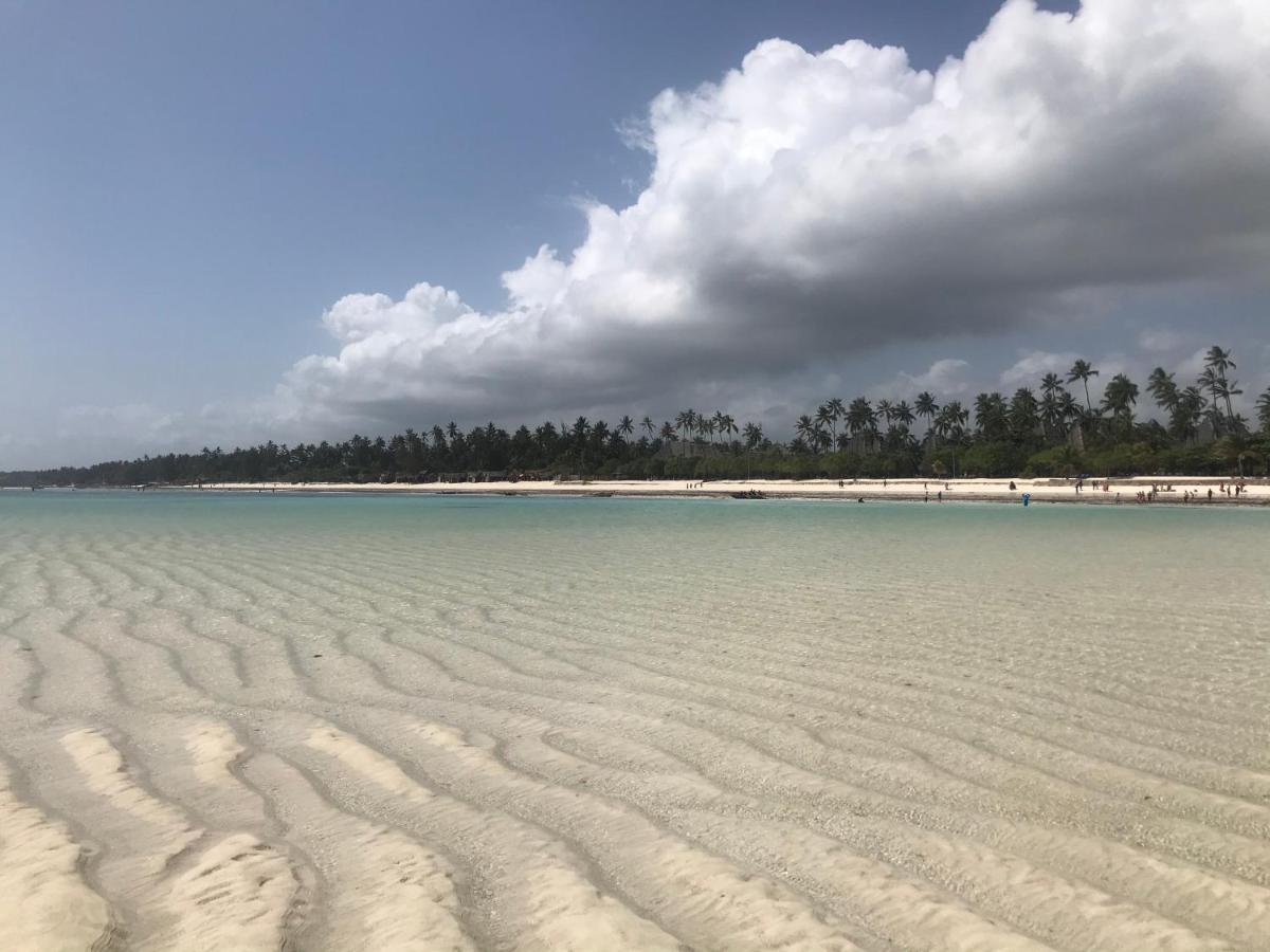 Villa Thamani fronte mare direttamente sulla spiaggia con piscina privata! Pwani Mchangani Esterno foto