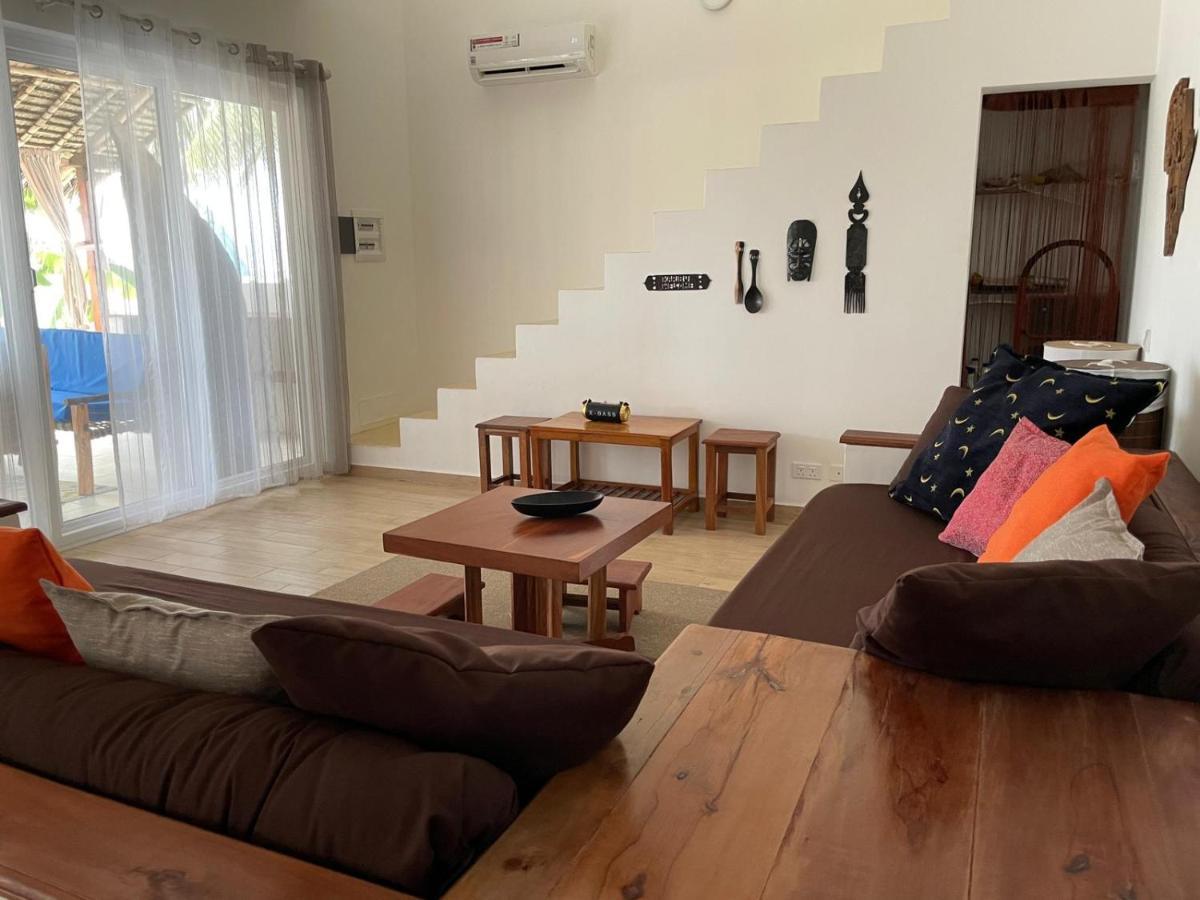 Villa Thamani fronte mare direttamente sulla spiaggia con piscina privata! Pwani Mchangani Esterno foto