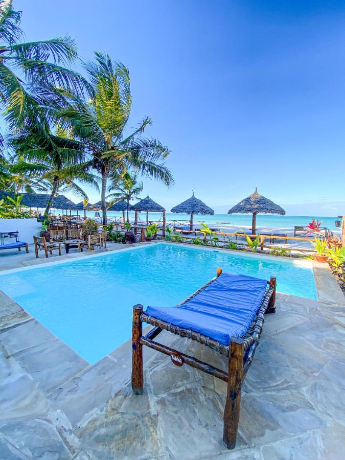 Villa Thamani fronte mare direttamente sulla spiaggia con piscina privata! Pwani Mchangani Esterno foto