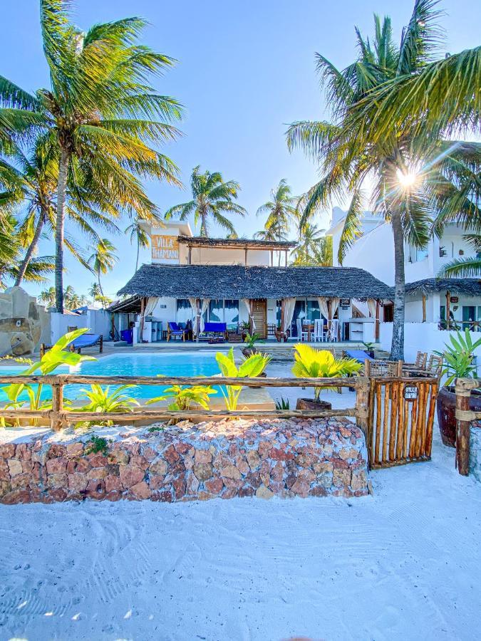 Villa Thamani fronte mare direttamente sulla spiaggia con piscina privata! Pwani Mchangani Esterno foto