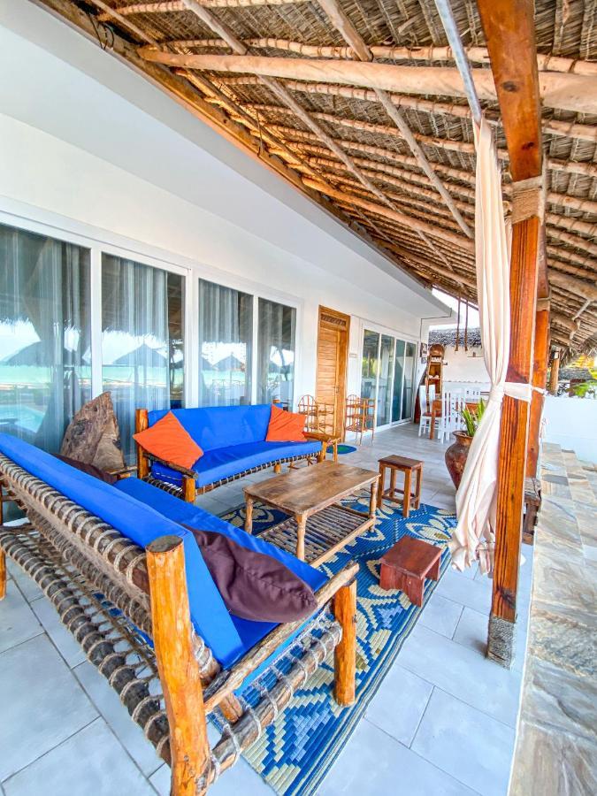 Villa Thamani fronte mare direttamente sulla spiaggia con piscina privata! Pwani Mchangani Esterno foto