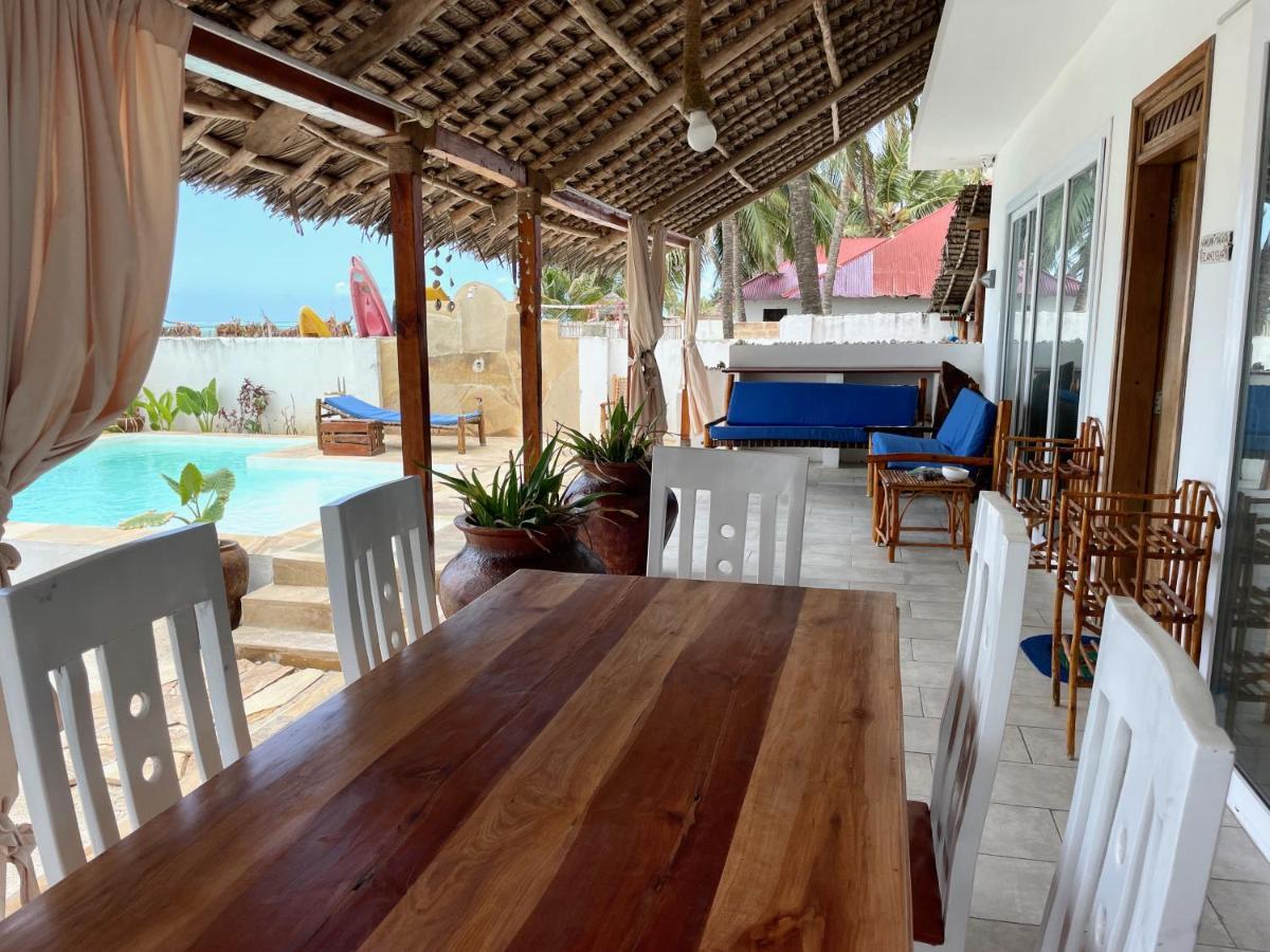 Villa Thamani fronte mare direttamente sulla spiaggia con piscina privata! Pwani Mchangani Esterno foto