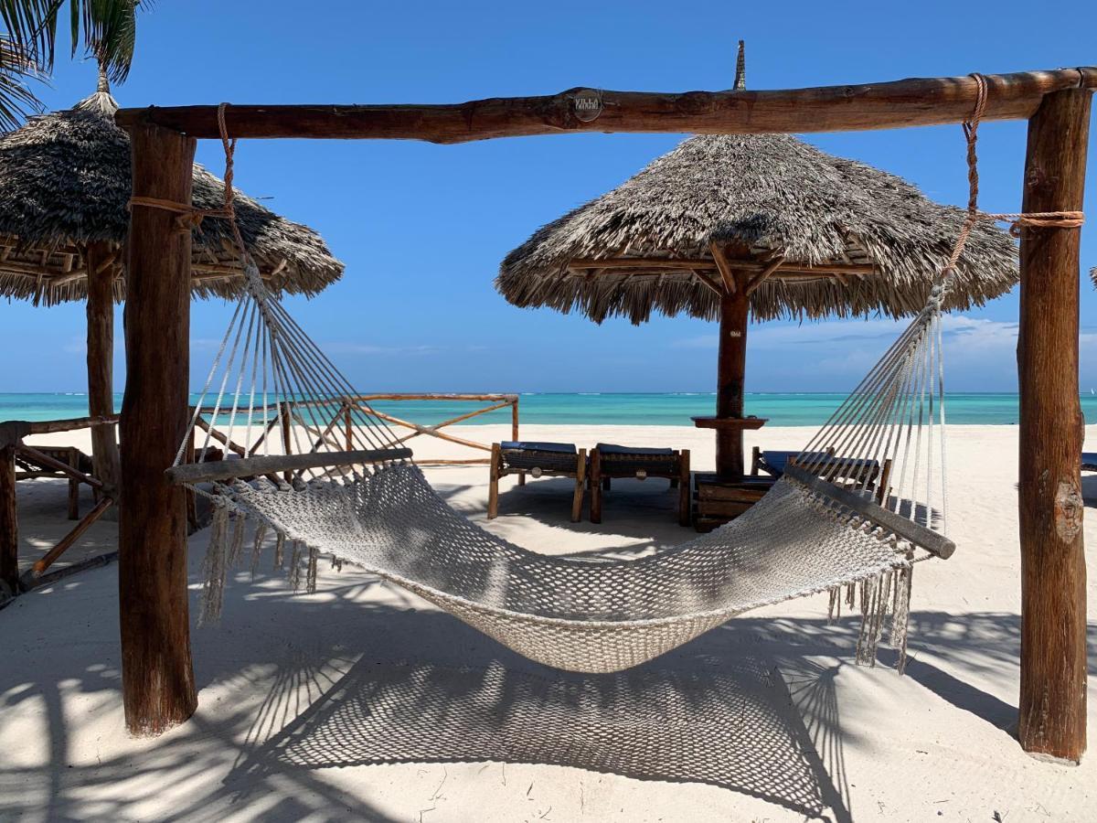 Villa Thamani fronte mare direttamente sulla spiaggia con piscina privata! Pwani Mchangani Esterno foto