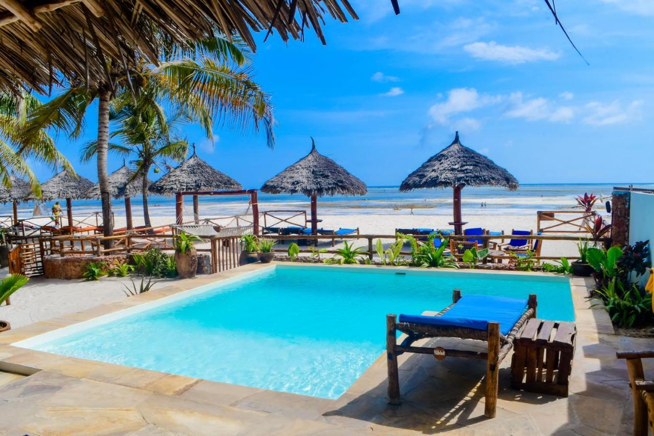 Villa Thamani fronte mare direttamente sulla spiaggia con piscina privata! Pwani Mchangani Esterno foto