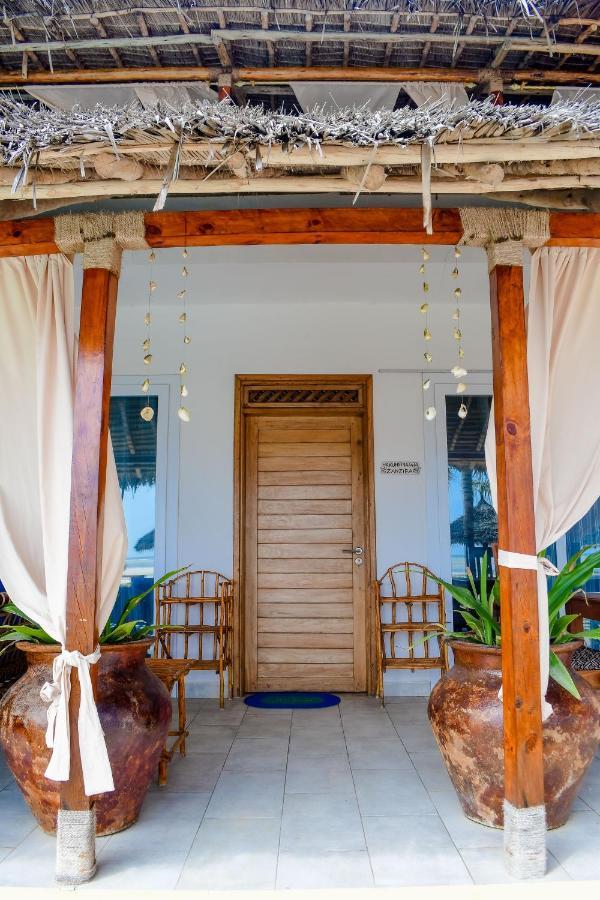 Villa Thamani fronte mare direttamente sulla spiaggia con piscina privata! Pwani Mchangani Esterno foto