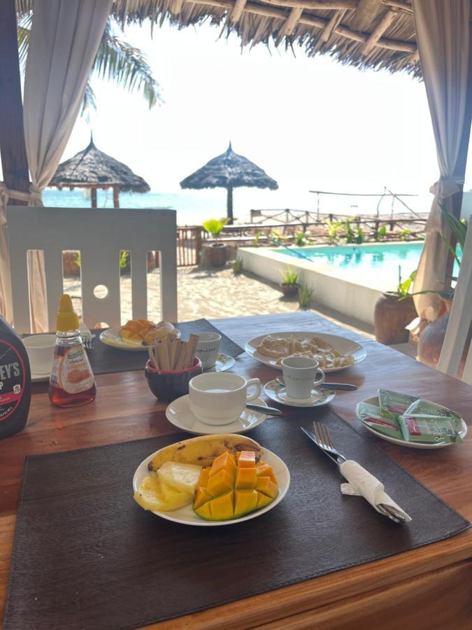 Villa Thamani fronte mare direttamente sulla spiaggia con piscina privata! Pwani Mchangani Esterno foto