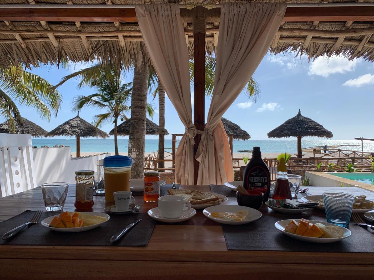 Villa Thamani fronte mare direttamente sulla spiaggia con piscina privata! Pwani Mchangani Esterno foto