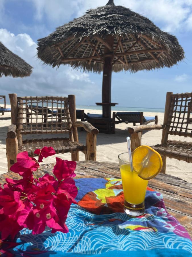Villa Thamani fronte mare direttamente sulla spiaggia con piscina privata! Pwani Mchangani Esterno foto