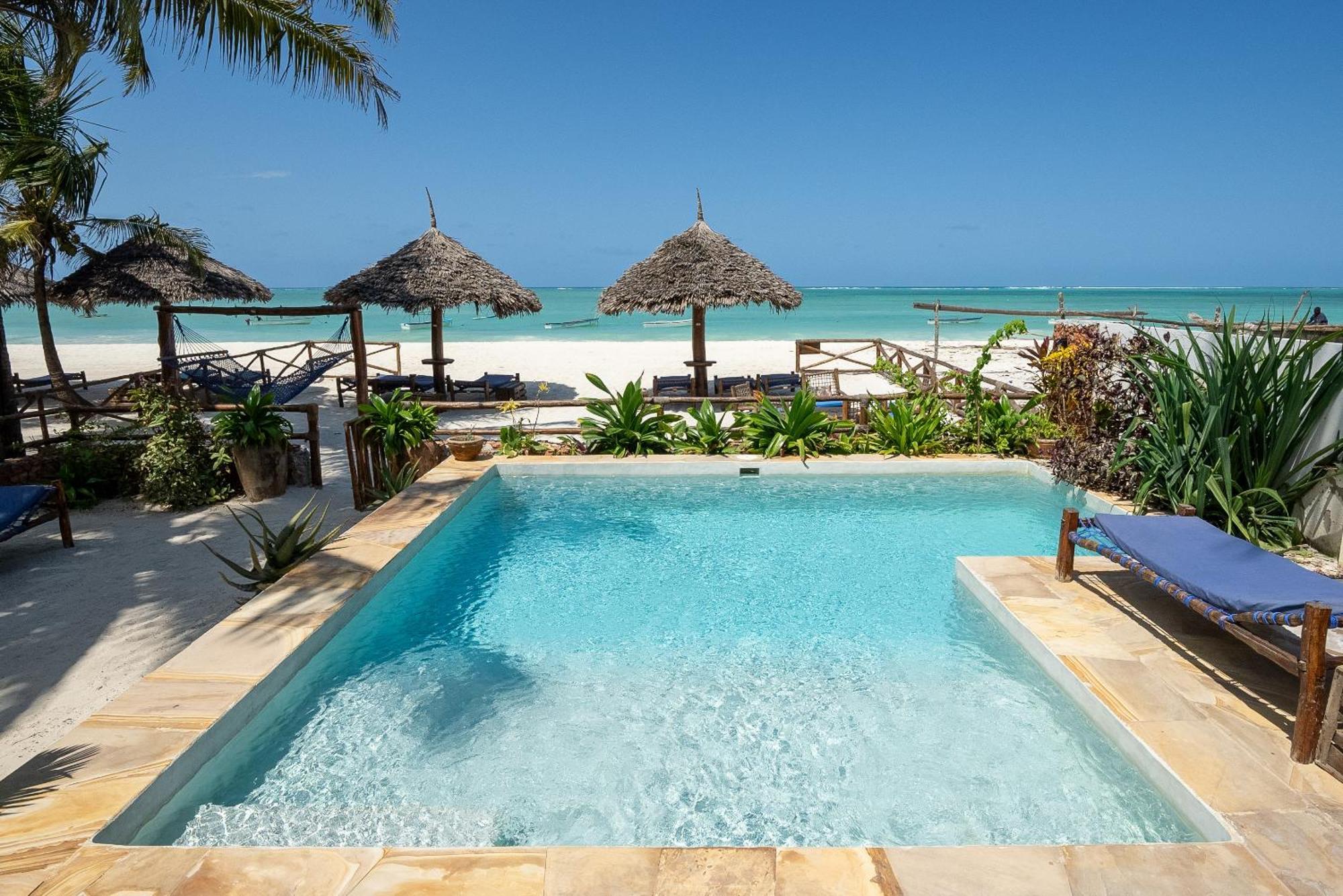 Villa Thamani fronte mare direttamente sulla spiaggia con piscina privata! Pwani Mchangani Esterno foto