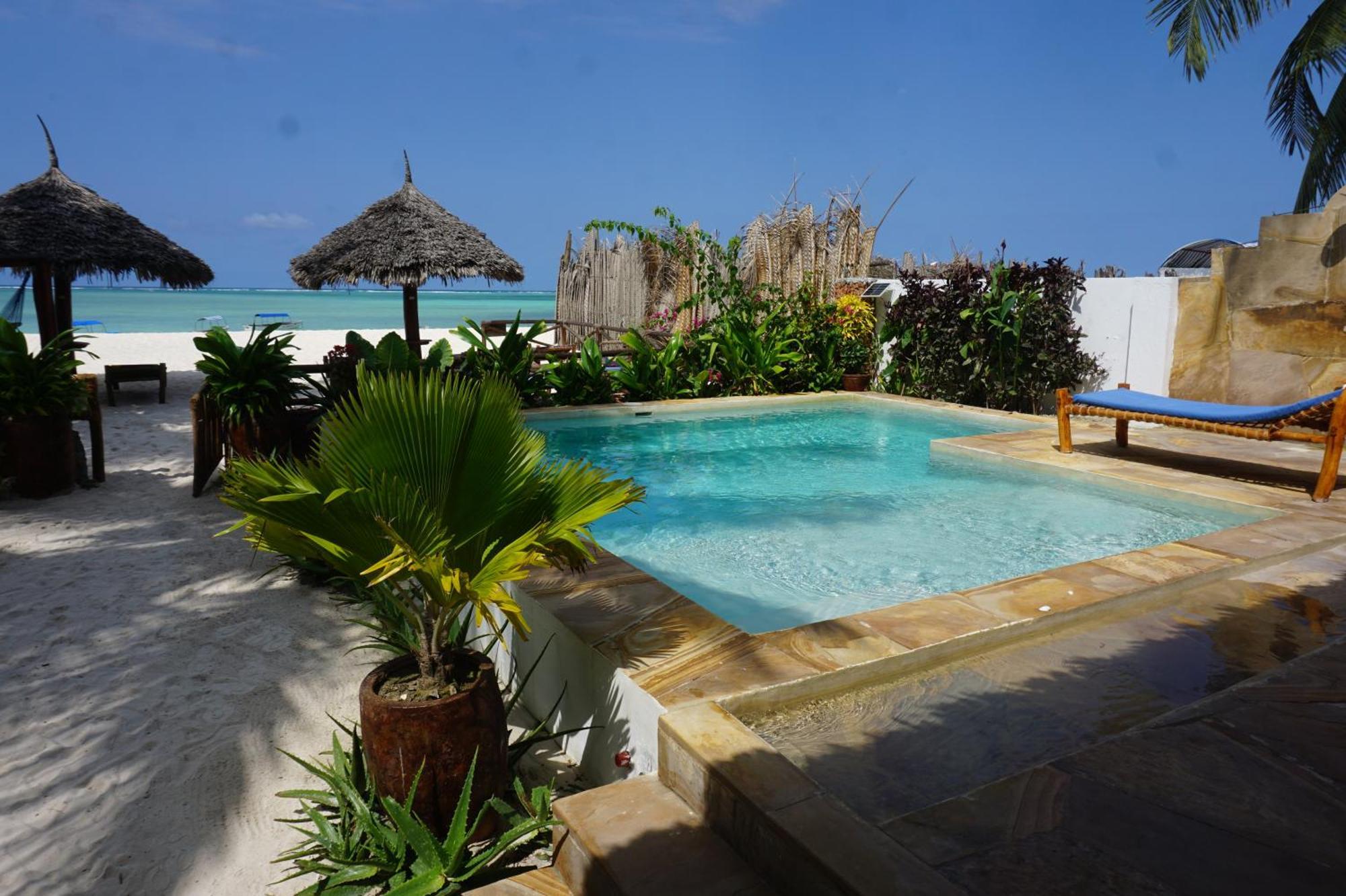 Villa Thamani fronte mare direttamente sulla spiaggia con piscina privata! Pwani Mchangani Esterno foto